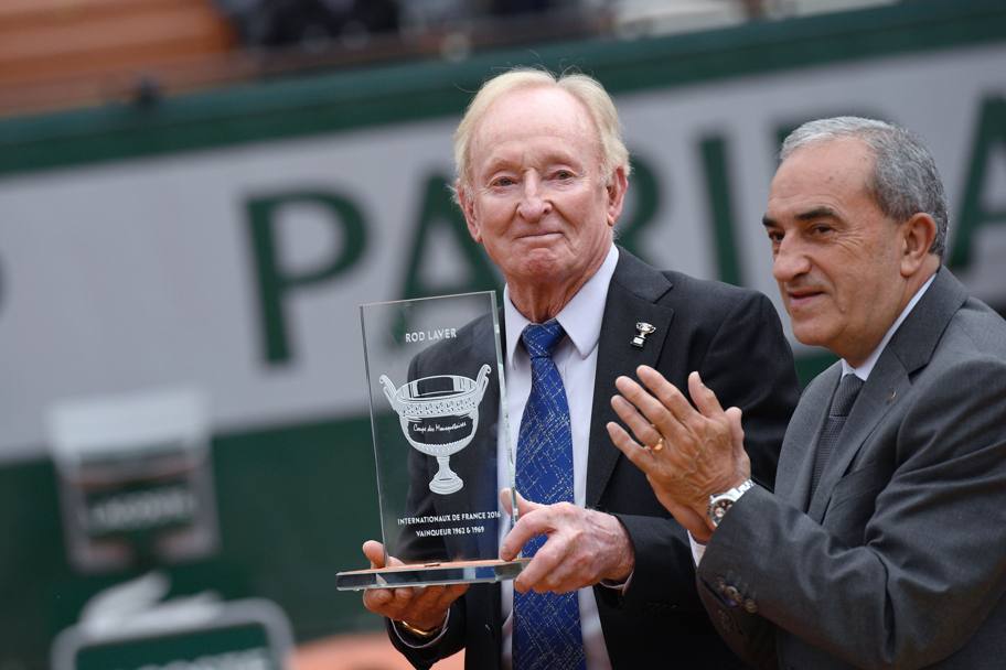 Il presidente della Federazione francese Jean Gachassin (a destra) e il grande Rod Laver che riceve un trofeo per aver vinto 11 gare singolari maschili, incluse due al Roland Garros. (Afp)